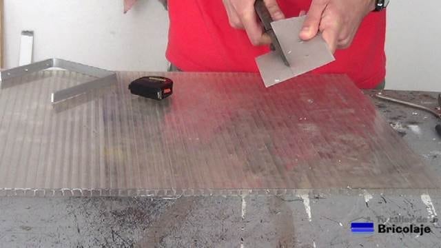 cortando un trozo de chapa de aluminio