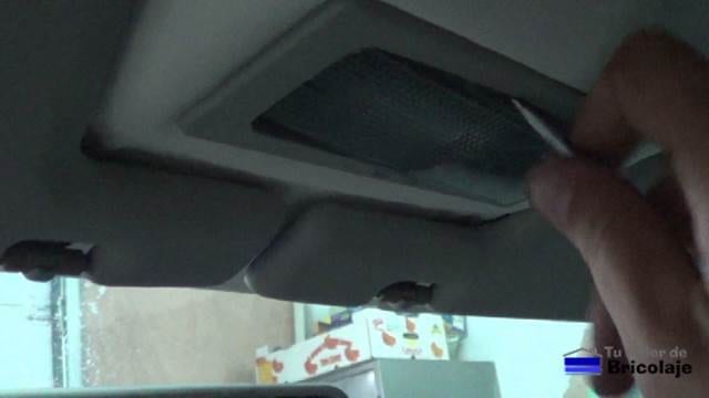 retiramos la cubierta de plástico del bombillo interior del coche para poder acceder al bombillo