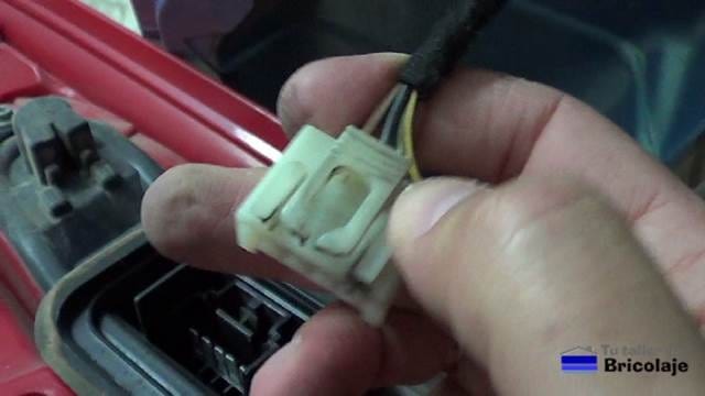 desconectando el cable de alimentación y control del piloto trasero del coche