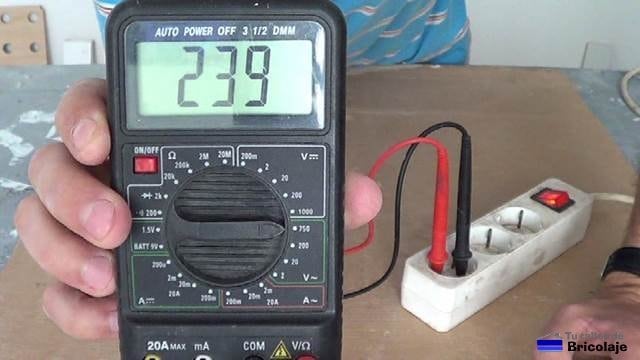 midiendo corriente alterna a 220 voltios