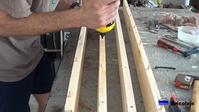 encolando los agujeros para unir las maderas de palets