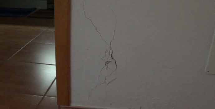 Cómo reparar grietas en una pared de cemento