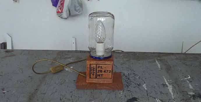 Cómo hacer una lámpara con materiales reciclables