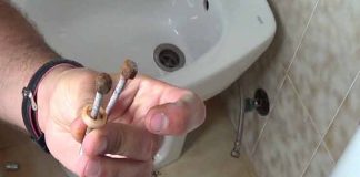 una solución a tornillos oxidados en sanitarios de baño