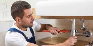 Las tuberías suelen ser esa parte de la estructura de la casa a las que menos se les presta atención, quizá sea porque se encuentran entre las paredes o el suelo y así es más difícil visualizarlas. Hay que recordar que también necesitan mantenimiento y que están allí cada vez que se abre un grifo en la casa. en el momento comiencen a mostrar problemas es cuando el inquilino se dará cuanta de la importancia de contar con las tuberías saneadas. Es por esto que en cada hogar se deben emplear técnicas de prevención y cuidado de las tuberías para evitar que se atasquen o que se dañen con el tiempo. Se trata de una especie de mantenimiento que alargará su vida útil y ahorrará inmensos gastos de fontanería. Aislar correctamente las tuberías al instalar Este es el primer consejo y también el más importante. En el momento de instalar nuevas tuberías en el hogar se deben aislar correctamente para evitar la humedad de las paredes en el futuro. Suele ser realizado por una empresa de aislamiento, ya que tienen muchas opciones que se ajustan a las necesidades de cada hogar. Sin embargo, lo más recomendado es el proyectado de poliuretano, que se trata de un químico que protege las tuberías y aparte permite la correcta transpiración de la pared. A la hora de hacer este tipo de mantenimiento es importante contar con los mejores profesionales, para garantizar un resultado efectivo. El proyectado de poliuretano en Barcelona suelen ser uno de los más recomendados de la ciudad. De esta forma se evitarán esas filtraciones que suelen provocar que la pintura se estropee. Asimismo, existen otras consecuencias de no hacer un aislamiento correcto de las tuberías, ya que la humedad puede poner en peligro la salud de la familia y también debilita la estructura general de la pared, haciéndola más vulnerable en caso de eventos naturales. Tener a mano un desatascador manual La segunda prevención para cuidar mejor de las tuberías es tener las herramientas necesarias en el momento de que se produzca un atasco, la mejor de ellas es el desatascador manual, es ese instrumento que está compuesto por un cilindro de madera o plástico, con un cabezal de goma que ayuda a succionar los residuos que puedan ocasionar el atasco dentro de la tubería. Esto requiere un poco de fuerza y paciencia, pero suele ser un método muy efectivo y económico para desatascar la tubería. En casos más complicados siempre será más efectivo contratar una empresa de desatascos en Sabadell o en cualquier otra localidad que cuenten con herramientas especializadas e incluyan otros beneficios como un camión cuba para garantizar que la tubería sea recuperada por completo. Limpiar el cabello del desagüe La razón más común de porque a las tuberías se atasquen es debido a la acumulación de cabellos en los desagües de la ducha, por lo que una de las formas más fáciles de mantener las tuberías como nuevas y totalmente funcionales es limpiar los cabellos que se quedan atascados en la rejilla del desagüe, después de tomar una ducha. Aunque es una tarea sencilla, a muchos le resulta un tanto desagradable. Sin embargo, en el mercado existen muchas herramientas que pueden ayudar a deshacerse de los cabellos de la ducha sin tener que tocarlos. Por ejemplo, existen filtros o rejillas desmontables que se pueden sujetar de una forma más higiénica que deshacerse de ellos rápidamente. Evitar los residuos comida en el fregadero Muchos están acostumbrados a deshacerse de los restos de comida en el fregadero. A menos que se tenga un triturador de basura instalado en el desagüe, es necesario que estos residuos vayan a la basura, ya que al acumularse suelen provocar atascos muy difíciles de limpiar. Además, esto provoca la aparición de malos olores e insectos no deseados, algo que puede ser muy antihigiénico en el área de la cocina. Así que antes de lidiar con estos problemas, es mejor prevenir y limpiar los residuos de los platos en la basura antes de lavarlos. La mejor forma de prevenir un atasco Por último, existen otros muchos métodos caseros y totalmente efectivos para prevenir que el fregadero o el desagüe del baño se atasquen. Hay un método definitivo que incluso aumentará la vida útil de las tuberías. Se trata de una combinación de una taza de vinagre y 2 cucharadas de bicarbonato que después se verterá dentro de la tubería. Desde hace muchos años existe el rumor de que los posos de café suelen ser un método muy efectivo para destapar las tuberías. Aunque hace poco esto fue desmentido, sí se aclaró que el café puede ayudar a prevenir los atascos. De esta forma, es mejor utilizarlo en su forma líquida, y lo más recomendable es tirar el resto del café que quede en la cafetera a través del desagüe, para ayudar evitar los atascos de forma más natural. Asimismo, las propiedades de estas sustancias mantendrán las tuberías limpias y desinfectadas, algo que definitivamente elevará el nivel de higiene en el hogar.