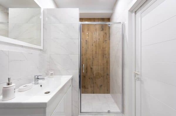 ¿Cómo colocar azulejos en el baño? - tutallerdebricolaje.com